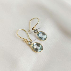 Pendientes de topacio azul cielo natural, pendientes de oro amarillo macizo de 14 quilates, pendientes con bisel, piedra de nacimiento de diciembre, pendientes delicados, joyería de topacio