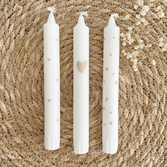 Beige Beschriftete Kerzen – Personalisierte Wohndeko Mit Punkte, Herzchen Oder Herz