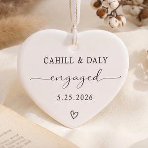 Adorno personalizado de compromiso 2026 / Regalos de compromiso para parejas / Adorno de compromiso personalizado con nombres y fecha / Adorno de boda personalizado