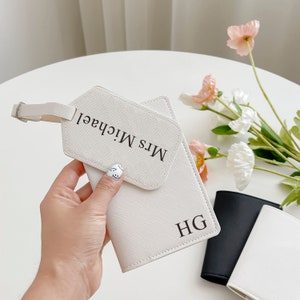 Gepersonaliseerde leren paspoorthouder, aangepast bagagelabel, gepersonaliseerde paspoorthoes, reisaccessoire, cadeau voor reiziger, cadeaus bruidsmeisje