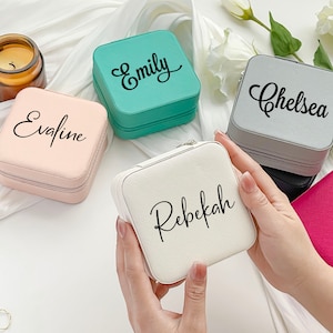 Portagioie da viaggio, regali per damigelle d'onore, scatola regalo per damigelle d'onore per sorella e amica, piccolo organizer per orecchini quadrati, gioielli personalizzati per compleanno