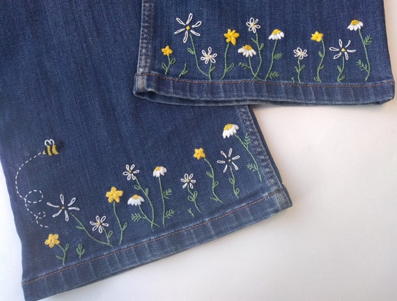 PDF Daisies and Bee Embroidery Pattern and Instructions - Main Image