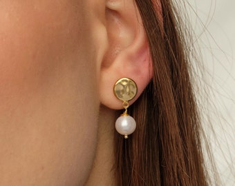 Orecchini pendenti con perle d'acqua dolce, orecchini pendenti con perle naturali minimaliste, regalo da damigella d'onore per i gioielli di nozze della mamma