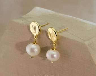 Orecchini a bottone con perle naturali, orecchini pendenti con perle minimaliste, regalo da damigella d'onore per la mamma, gioielli da sposa. Regalo per la mamma