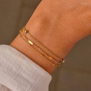 Pulsera delicada de oro laminado: joyería apilable de acero inoxidable resistente al agua