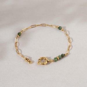 Handgemaakte jadekralenarmband: gouden kapittelsluiting, minimalistische ketting
