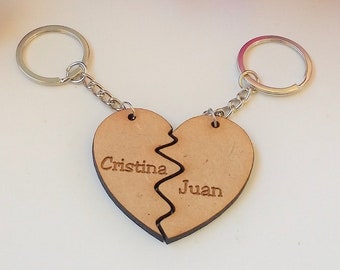 Llavero de parejas grabado en madera, corazón grabado en madera con nombres, Llavero de 2 piezas de puzzle personalizado para amigas