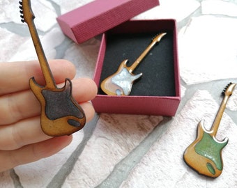 Wood and resin electric guitar brooch, handmade customizable music brooch, women's accessory for clothing customizable