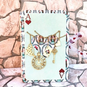 Album scrapbooking fait main en carton, carton et papier, cadeau artisanal, album scrapbooking Alice au pays des merveilles