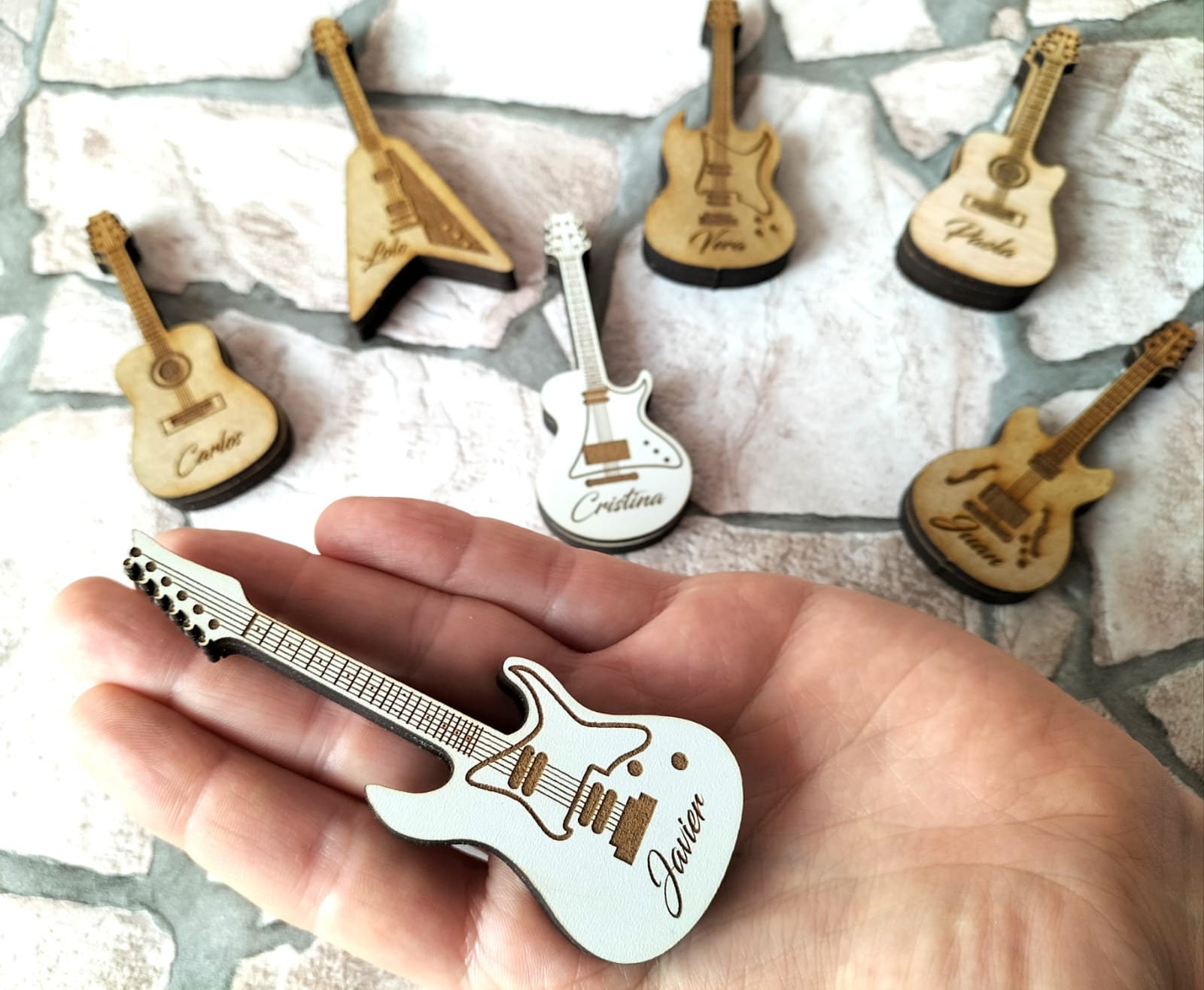 Étui de Médiator de Guitare avec 3 Médiators étui de Décoration de Médiator  en Forme de Guitare en Bois Originale Cadeau de Guitariste Accessoires
