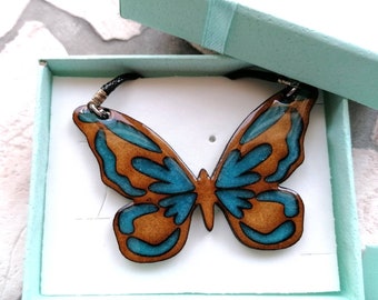 colgante de mariposa de madera y resina hecho a mano y personalizable, colgante de mariposa de colores, colgante artesanal de mariposa