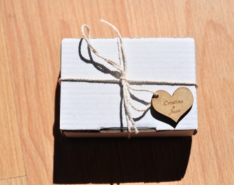 10 Corazones de madera grabados para invitación de boda,corazones para cajas,corazones con tu nombre y el día de tu boda para invitaciones