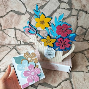Mini album scrap pour photos avec boite, fait main en carton, bois, carton et papier, cadeau idéal pour maman, arrosoir avec fleurs