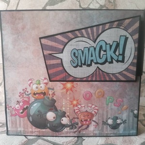 Handgemaakt plakboekalbum van karton, karton en papier met monsterthema, kinderen, kleuren, cadeau voor kinderfoto's, herinneringen