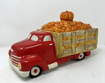 PIER 1 IMPORTS Harvest Pumpkin Red Truck Koekjestrommel, handgeschilderd, met winkelsticker