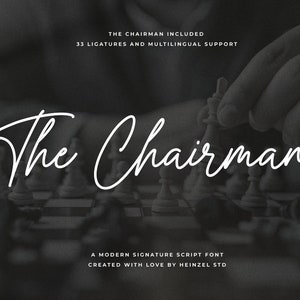 Op de afbeelding: Het lettertype The Chairman, een modern handschriftlettertype, weergegeven op een zwart-wit schaakbord. De tekst "The Chairman" is geschreven in een wit cursief lettertype. De tekst "A modern signature script font" en "Created with love by Heinzel STD" wordt ook in wit weergegeven.