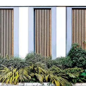 Panel de valla de listones de madera de estilo urbano elegante o mural de pantalla de privacidad para balcón, tapiz de fondo para jardines