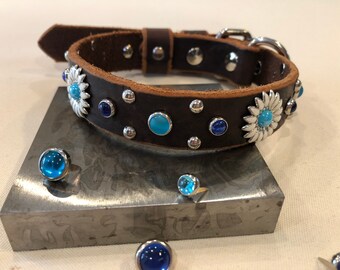 Collar para perro de 2,5 cm con diseño de margarita y cristales azules – Diseño floral en cuero, hecho a mano