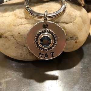 Etiqueta de mascota personalizada, etiqueta de perro Swarovski, Concho de borde de borde con cuerda y Swarovski en una etiqueta de aspecto rústico, etiqueta de perro estampada a mano, etiqueta de identificación de perro,
