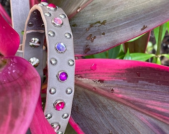 Kristallen leren halsband met roze en paarse cabochons, leren halsband met juwelen 3/4" inch, halsband voor kleine honden