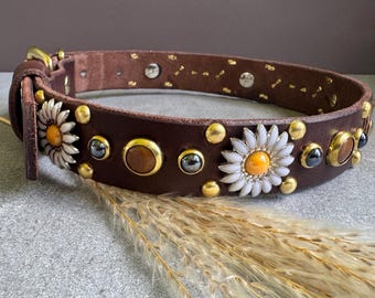 Collar de cuero para perro con diseño floral de margaritas – Diseño rústico con conchos, 2.5 cm (1 pulgada)
