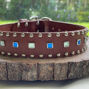 Gepersonaliseerde hondenhalsband met vierkante blauwe en groene juwelen, 1,5 inch breed, aangepaste halsband, rustieke halsband met strass