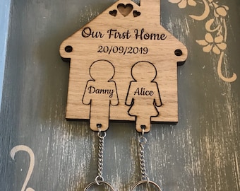 PERSONALISED WOODEN OUR FIRST HOME KEY RING WALL HOLDER PLAQUE HOUSE WARMING