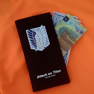 Cartera larga de hombre en piel sintética con estampado de Ataque a los Titanes.