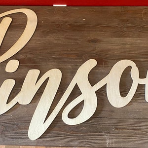 Placas com nome são letras cortadas a laser que são ótimas para decoração de berçário, decoração de parede ou placa com nome de madeira.