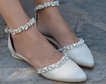 Appartements de mariage pour la mariée/ Appartements de mariage IVOIRE/ Chaussures de mariée ornées de bijoux/ Chaussures de mariée en cristal/ Chaussures de mariée à bout pointu/ Escarpins de mariage à talon bas