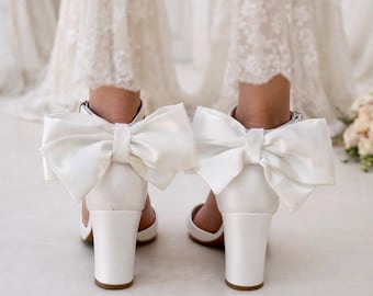 Sandali da sposa bianchi con tacco a blocco e fiocco