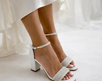Witte parelwitte trouwschoenen met blokhak en enkelbandje
