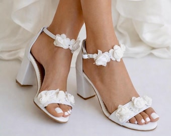 Sandalias blancas de tacón de bloque para boda con detalle floral
