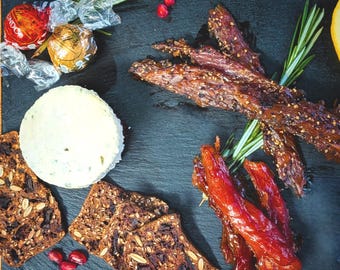 Confezione regalo natalizia di salmone affumicato – Caramelle al salmone affumicato selvatico e pepe con cracker, cioccolatini e formaggio. Pesce di Natale.