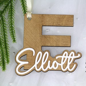 Enfeite de Natal com letras de acrílico e madeira com nome personalizado, enfeite de nome personalizado, lembrança de feriado personalizada, enfeite rústico com monograma inicial