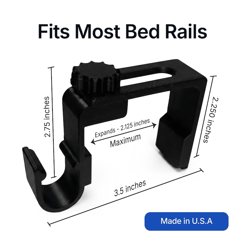 Op de afbeelding: Zwarte bedrailsbeugel met afmetingen: 7 cm hoog, 8,9 cm lang en 5,7 cm diep. Het kan maximaal 5,4 cm worden uitgeschoven. De tekst "Fits Most Bed Rails" staat bovenaan. De tekst "Made in U.S.A" staat onderaan.