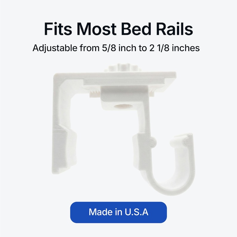 Op de afbeelding: Een witte verstelbare bedrailsbeugel. De beugel is verstelbaar van 1,6 cm tot 5,4 cm en is voorzien van het label "Made in U.S.A."