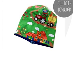 Könnte beinhalten: Grüne Mütze mit einem Bauernhof-Motiv. Das Design zeigt einen roten Traktor, der einen Wagen zieht, ein Haus, Bäume und Wolken. Die Mütze hat einen blauen Saum.