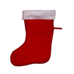 Op de afbeelding: Een rode kerstsok met een witte boord en een lus om op te hangen.