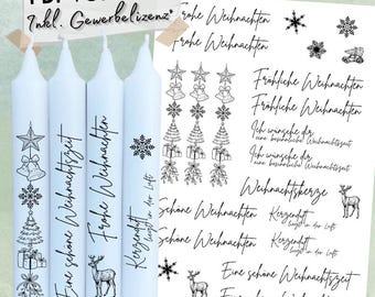 May include: Four white candles with black text and illustrations. The text on the candles reads "Eine schöne Weihnachtszeit" and "Frohe Weihnachten". The illustrations include a snowflake, a star, a Christmas tree, bells, and a reindeer. The text "Kerzenduft liegt in der Luft" is also visible on the candles.