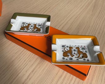 Set di 2 mini posacenere Hermes Paris con vassoio portamonete in porcellana con stampa leopardata e scatola.