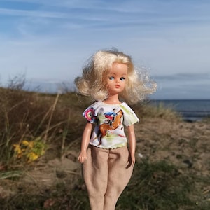 Set con top e pantaloni per bambole come Pedigree Sindy.