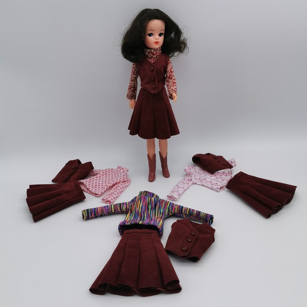 Set with vest, polo shirt and skirt for dolls like Pedigree Sindy.