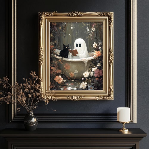 Fantasma leyendo un libro en la bañera con estampado de gato negro. Arte mural de fantasma en la bañera. Baño de estilo academia oscura. Imprimible de Halloween, pintura gótica vintage.