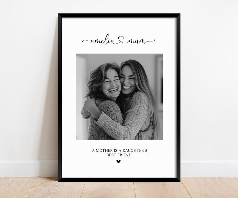 K&ouml;nnte beinhalten: Schwarzwei&szlig;foto von zwei Frauen, die sich umarmen. Das Foto ist in einem schwarzen Rahmen mit dem Text "amelia &hearts; mum" und "A mother is a daughter's best friend" unter dem Foto.