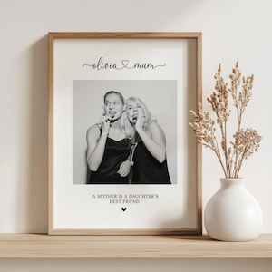 K&ouml;nnte beinhalten: Schwarzwei&szlig;foto von zwei Frauen, eine mit dem Arm um die andere, mit dem Text "Olivia & Mum" &uuml;ber dem Foto und "Eine Mutter ist die beste Freundin ihrer Tochter" unter dem Foto.