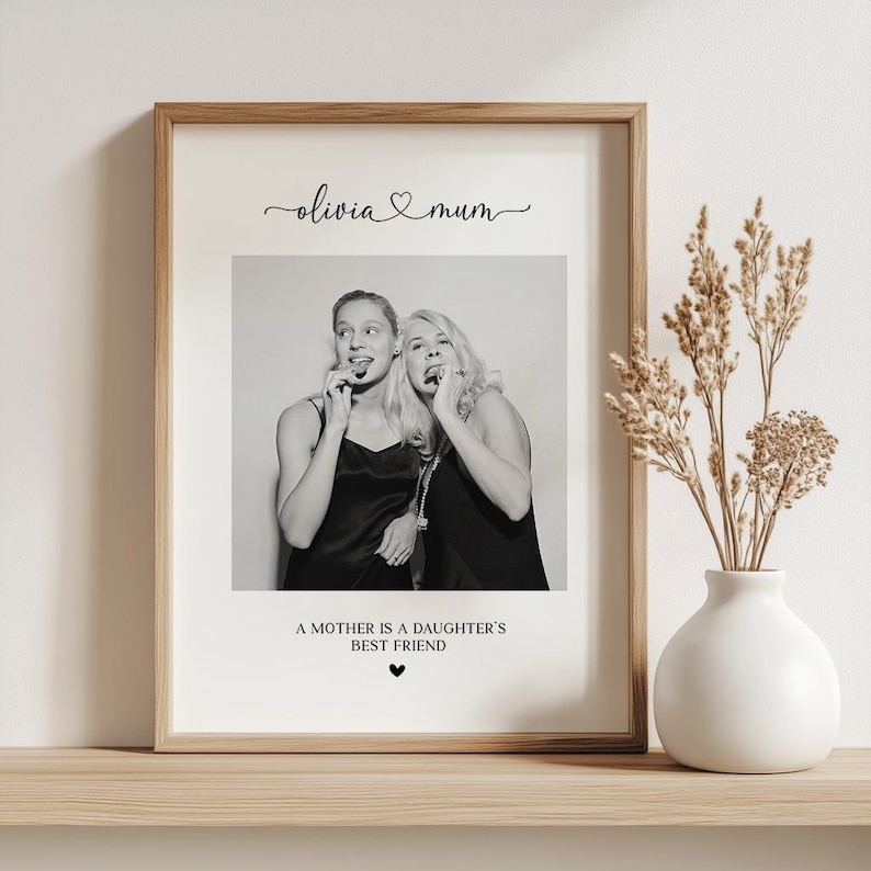 K&ouml;nnte beinhalten: Schwarzwei&szlig;foto von zwei Frauen, eine mit dem Arm um die andere, mit dem Text "Olivia & Mum" &uuml;ber dem Foto und "Eine Mutter ist die beste Freundin ihrer Tochter" unter dem Foto.