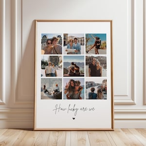 Op de afbeelding: Een ingelijste print met negen reis foto's gerangschikt in een raster. De foto's tonen mensen op verschillende locaties. De tekst "How lucky are we" staat in cursief onderaan, met een klein hartje eronder.