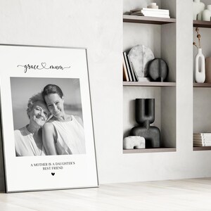 K&ouml;nnte beinhalten: Schwarzwei&szlig;foto von zwei Frauen, einer Mutter und ihrer Tochter, mit dem Text "grace & mum" und "Eine Mutter ist die beste Freundin ihrer Tochter" auf wei&szlig;em Hintergrund.