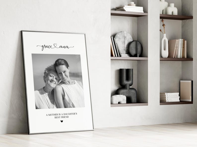 K&ouml;nnte beinhalten: Schwarzwei&szlig;foto von zwei Frauen, einer Mutter und ihrer Tochter, mit dem Text "grace & mum" und "Eine Mutter ist die beste Freundin ihrer Tochter" auf wei&szlig;em Hintergrund.